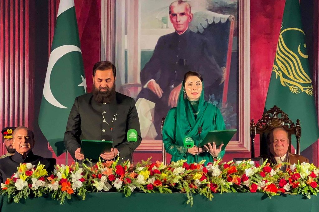 Gubernur Punjab Muhammad Balighur Rehman (tengah) mengambil sumpah pada pelantikan Menteri Besar Punjab Maryam Sharif (kedua dari kiri), Senin (26/2/2024).