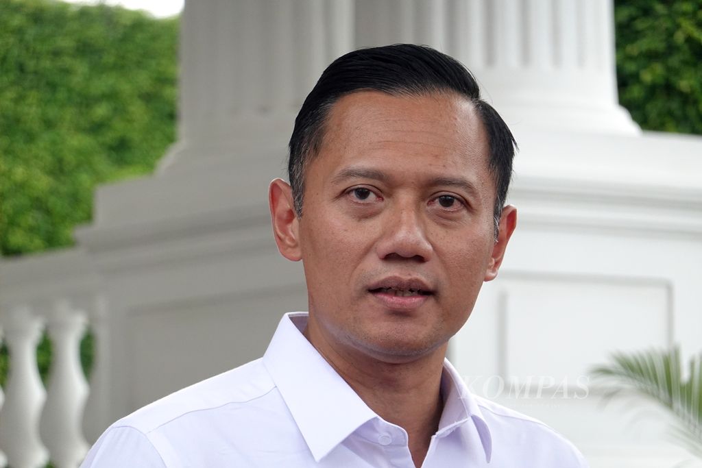 Menteri Agraria dan Tata Ruang/Kepala Badan Pertanahan Nasional Agus Harimurti Yudhoyono ketika memberikan keterangan pers usai mengikuti rapat internal terkait percepatan PSN di kompleks Istana Kepresidenan Jakarta, Senin (18/3/2024).