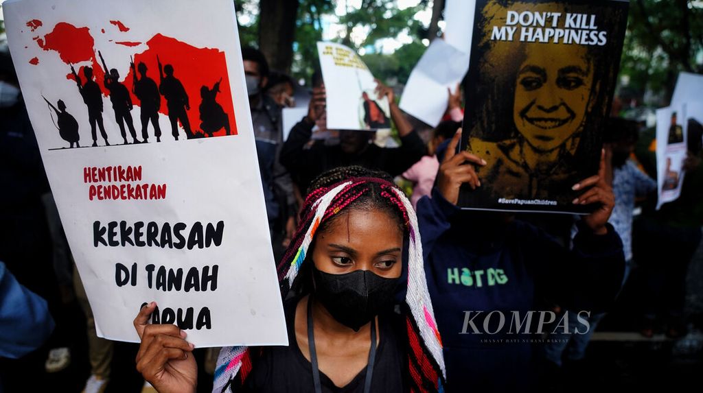 Mahasiswa yang tergabung dalam Front Mahasiswa Anti Kekerasan Papua menggelar aksi di Kantor Komisi Nasional Hak Asasi Manusia, Jakarta, Jumat (3/3/2023).  