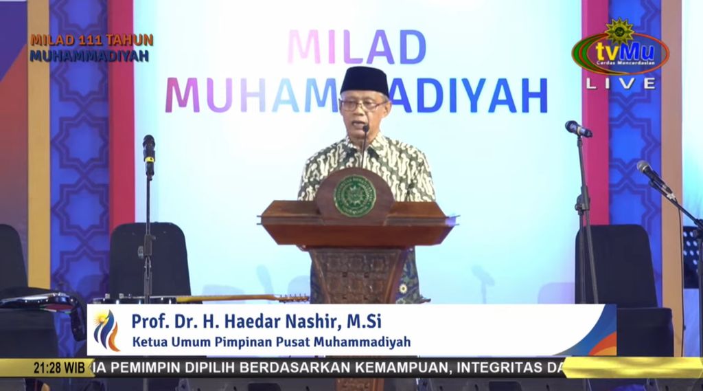 Ketua Umum Pimpinan Pusat Muhammadiyah Haedar Nashir menyampaikan pidato pada puncak perayaan Milad Ke-111 Persyarikatan Muhammadiyah di Universitas Muhammadiyah Yogyakarta, Sabtu (18/11/2023) malam. 