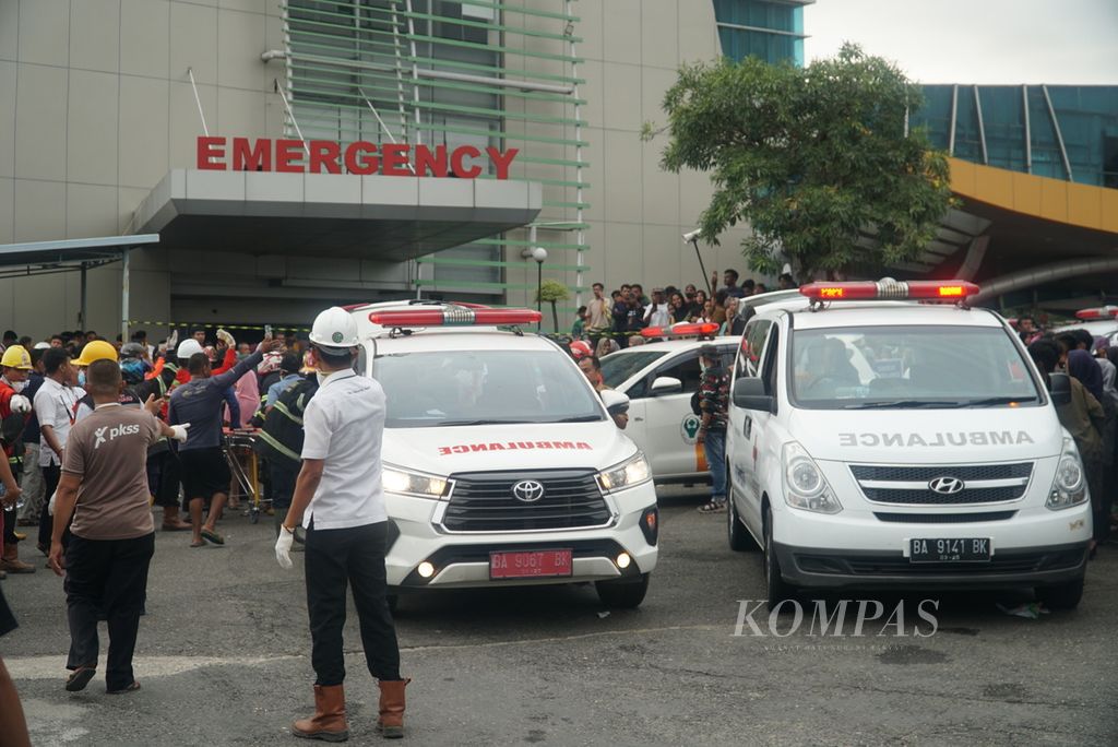 Petugas mengatur lalu lintas ambulans yang merujuk pasien ke rumah sakit lain seusai insiden ledakan instalasi AC di Rumah Sakit Semen Padang, Kota Padang, Sumatera Barat, Selasa (30/1/2024). 