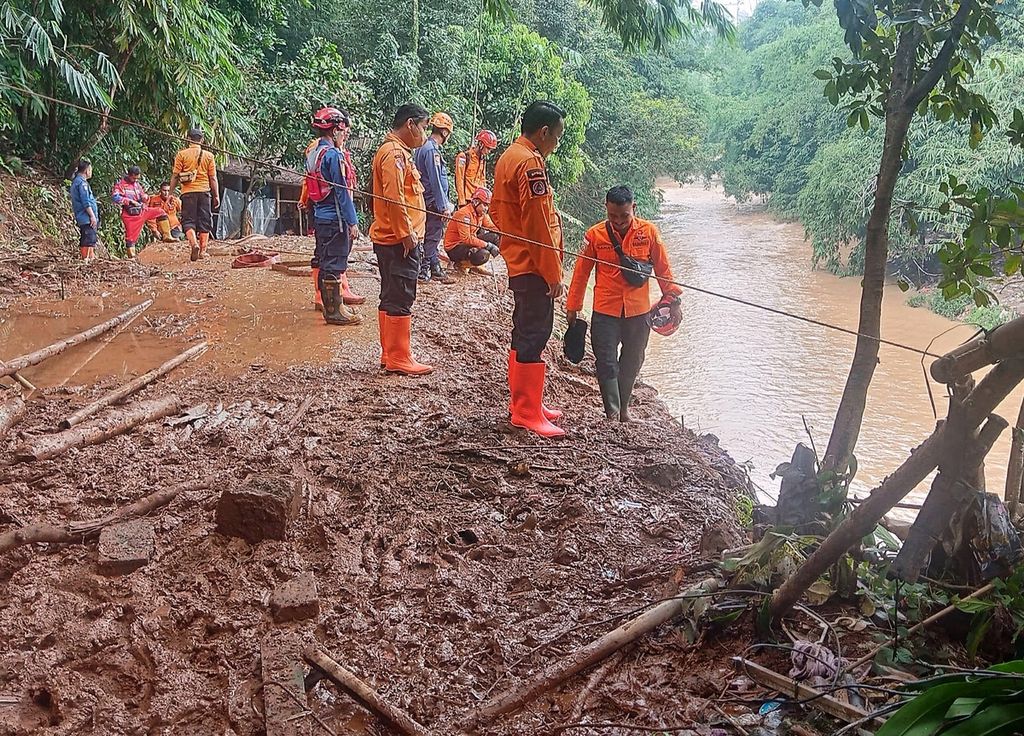 Setelah mencari satu korban di sisa reruntuhan longsor tidak berhasil, tim SAR gabungan mencari korban Anah (70) ke Sungai Cikeas, Kabupaten Bogor, Senin (25/3/2024). 