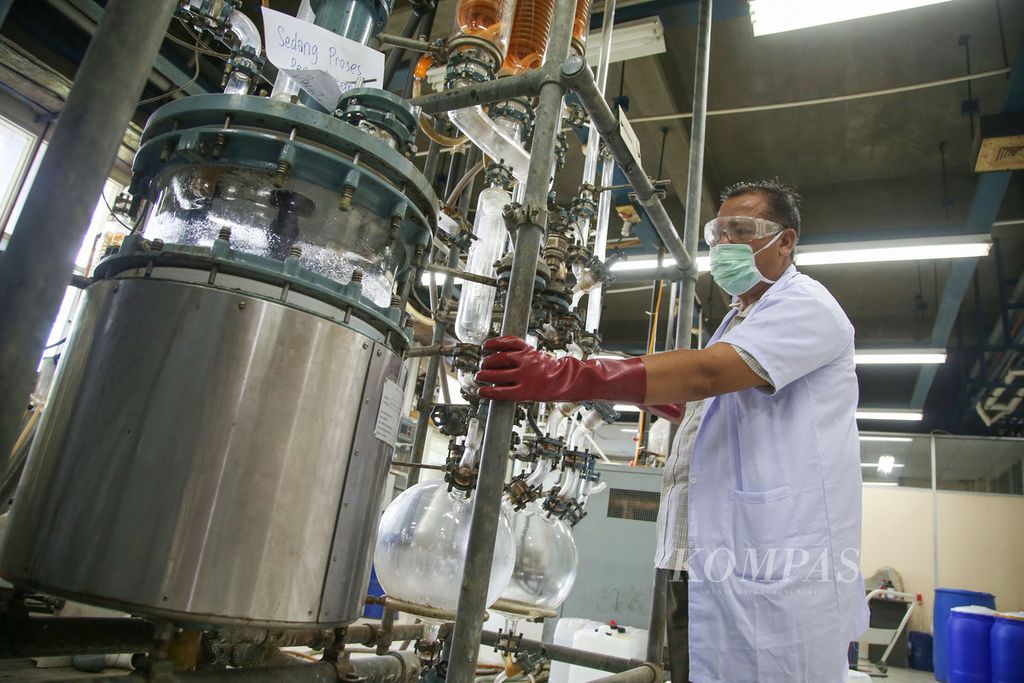 Peneliti dari Badan Riset dan Inovasi Nasional (BRIN) melakukan proses pereaksian saat membuat cairan antiseptik (<i>hand sanitizer</i>) di Laboratorium Pusat Penelitian Kimia BRIN Puspitek, Tangerang Selatan, Banten, Senin (6/4/2020).