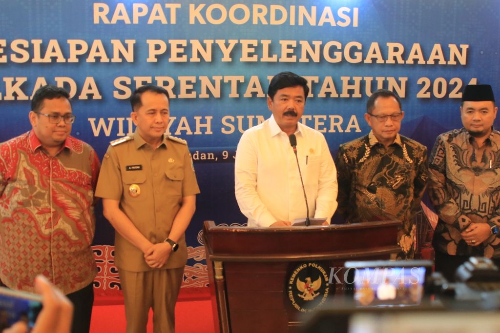 Menteri Koordinator Bidang Politik Hukum dan Keamanan Hadi Tjahjanto (tengah) memberikan keterangan pers seusai memimpin rapat koordinasi kesiapan penyelenggaraan pilkada serentak tahun 2024 di wilayah Sumatera di Medan, Sumatera Utara, Selasa (9/7/2024).