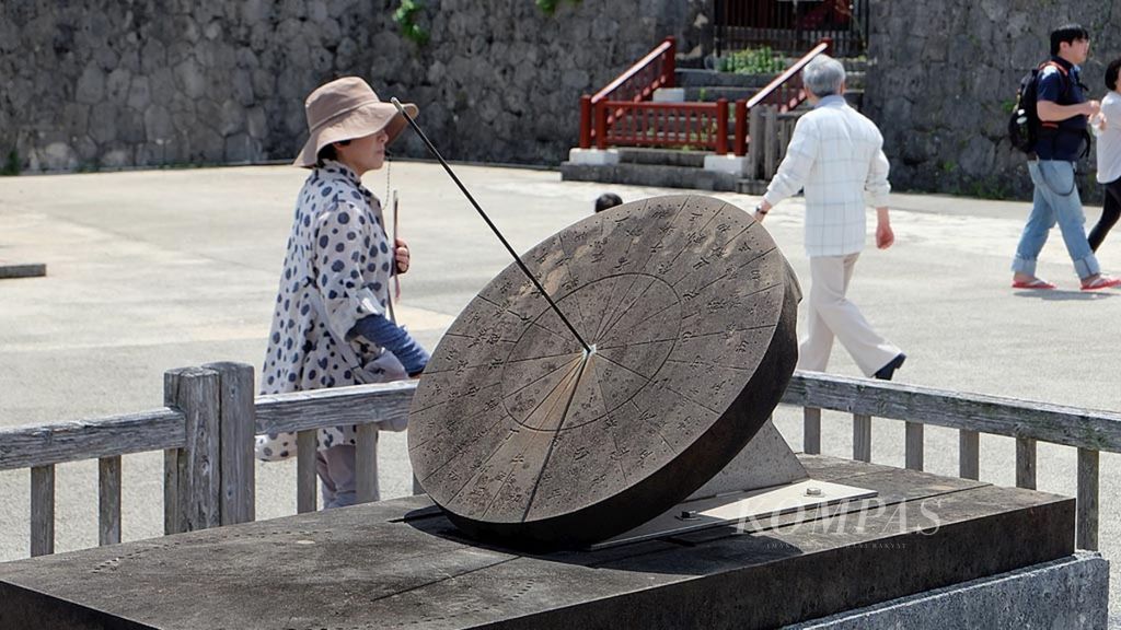 Jam matahari hasil restorasi di Istana Shurijo, Naha, Okinawa, Jepang, Kamis (19/4/2018). Kerajaan Ryukyu disebutkan pernah menggunakan jam matahari untuk mengetahui waktu secara tepat.
