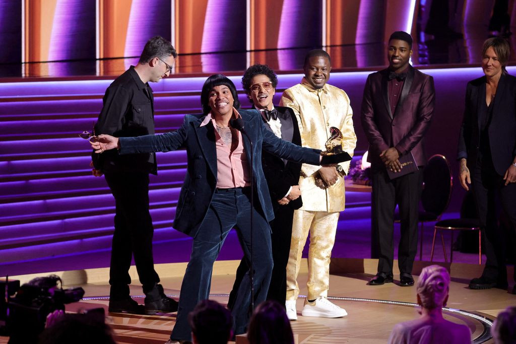 Anderson Paak dan Bruno Mars (dari kiri ke kanan) menerima penghargaan Grammy Awards untuk kategori rekaman terbaik lewat lagu Leave the Door Open”. Acara tahunan Grammy Awards berlangsung di MGM Grand Garden Arena, Las Vegas, AS, Minggu (3/4/2022) waktu AS. 