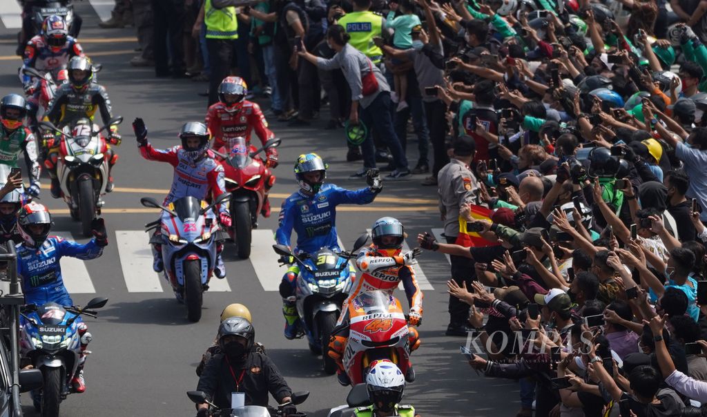 The MotoGP racers who were passing through Jalan MH Thamrin, Jakarta, greeted the residents who greeted them, Wednesday (16/3/2022).