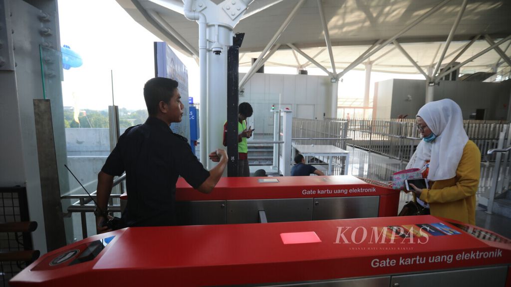 Warga melewati gerbang pembayaran jembatan layang sepanjang 170 meter yang menghubungkan Stasiun Velodrome dengan Halte Transjakarta Pemuda, Jakarta Timur, Jumat (26/7/2019). 