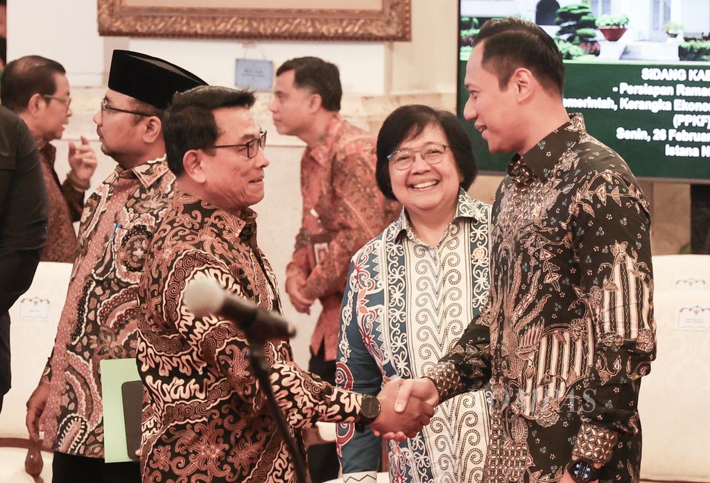Menteri Agraria Tata Ruang/Kepala Badan Pertanahan Nasional Agus Harimurti Yudhoyono (kanan) bersalaman dengan Kepala Kantor Staf Kepresidenan Moeldoko di sela-sela mengikuti rapat kabinet paripurna di Istana Negara, Jakarta, Senin (26/2/2024). 