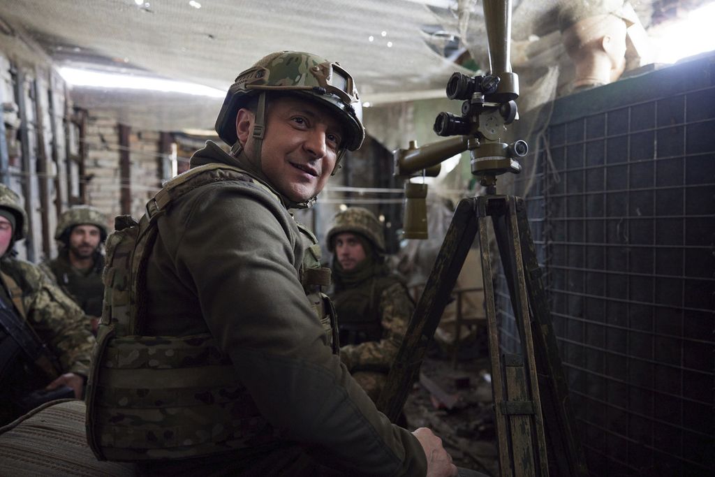 Presiden Ukraina Volodymyr Zelenskyy meyambangai salah satu pos pertahanan tentara Ukraina di Donestsk Kamis (17/2/2022). Pada hari itu, pemantau Organisasi Keamanan dan Kerja Sama (OSCE) melaporkan lebih dari 1.500 baku serang dengan altileri antara tentara Ukraina dengan milisi Luganks dan Donetsk