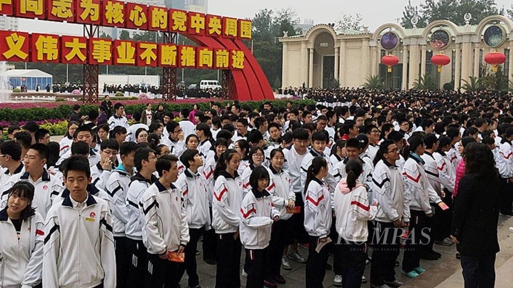 Anak-anak sekolah memenuhi Pameran Pembangunan Lima Tahun China yang dibuka sejak September 2017. Berbagai kemajuan inovasi dan teknologi yang dicapai selama lima tahun di bawah kepemimpinan Presiden China Xi Jinping dipamerkan. 