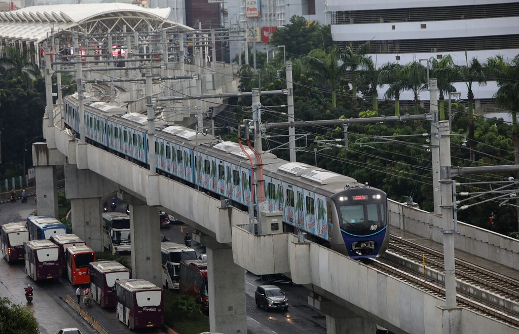 Rangkaian kereta MRT Ratangga melintas menjelang Stasiun ASEAN, Jakarta Selatan, Senin (17/2/2020).