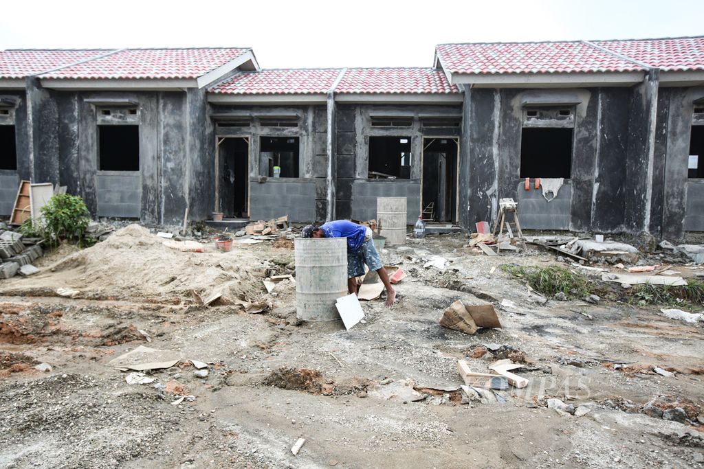 Aktivitas pekerja di proyek pembangunan perumahan subsidi di Desa Cibunar, Parung Panjang, Kabupaten Bogor, Jawa Barat, Senin (19/2/2024). 