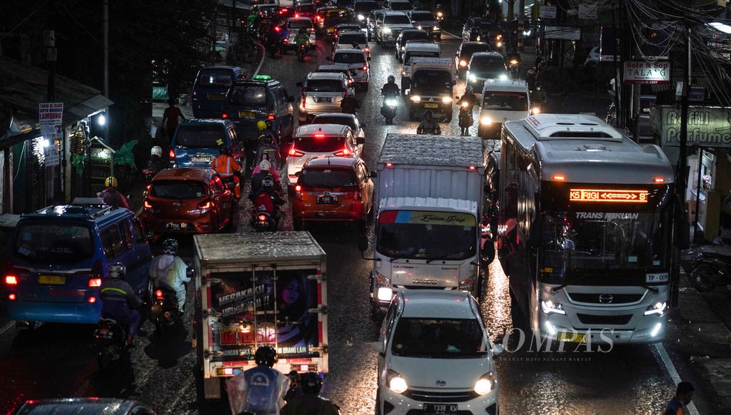 BisKita Trans mode of transportation crosses Jalan Raya Bogor, in the city of Bogor, West Java, on Friday (11/12/2021).