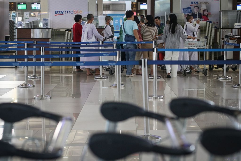 Antrean calon penumpang pesawat pada loket pelaporan keberangkatan di Terminal 3 Bandara Internasional Soekarno-Hatta, Tangerang, Banten, Selasa (11/4/2023). Meski masih lengang, Bandara Internasional Soekarno-Hatta bersiap menghadapi lonjakan penumpang selama periode mudik Lebaran 2023. Hingga Senin (10/4/2023), PT Angkasa Pura II telah menerima permintaan 1.016 penerbangan tambahan dari sejumlah maskapai. 