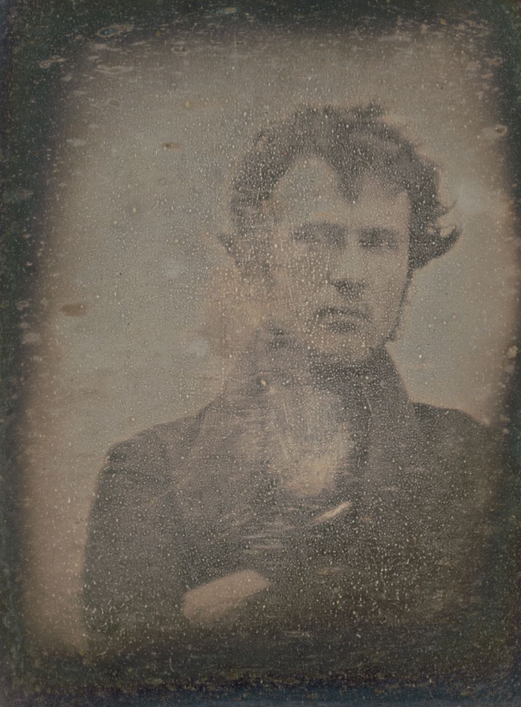 Robert Cornelius memotret dirinya sendiri dengan kamera tipe <i>daguerreotype</i> di depan tokonya di Philadelphia, Amerika Serikat, pada tahun 1839. Foto ini dinyatakan sebagai foto hasil <i>selfie</i> (swafoto) pertama di dunia. 