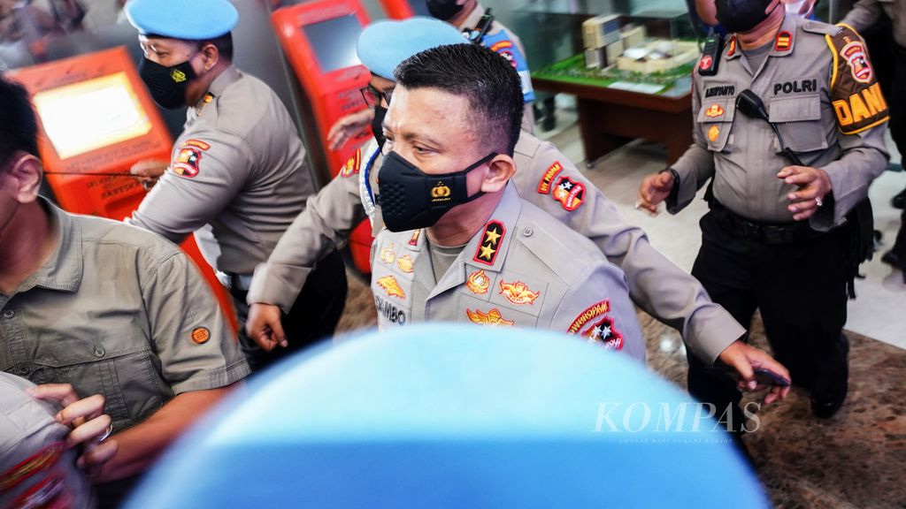 Kadiv Propam Polri nonaktif Irjen Ferdy Sambo ketika tiba di Berskrim Polri, Jakarta, untuk memenuhi panggilan pemeriksaan, Kamis (4/8/2022). 