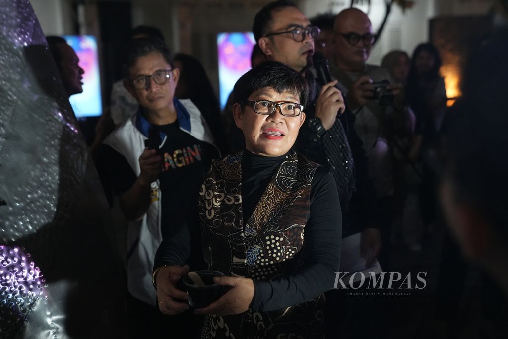 Lini Natalini Widhiasi dalam Pameran Tunggal Seni Rupa yang bertajuk <i>Infinity Yin Yang</i> di Galeri Nasional Indonesia, Jakarta Pusat, Selasa (3/9/2024). Pameran yang dikuratori oleh Citra Smara Dewi berlangsung hingga 3 Oktober 2024. Pameran menampilkan karya-karya instalasi dengan medium logam aluminium. Karya Lini Natalini Widhiasi yang berjudul &quot;Passion and Hope&quot; juga telah menjadi koleksi Galeri Nasional Indonesia. 