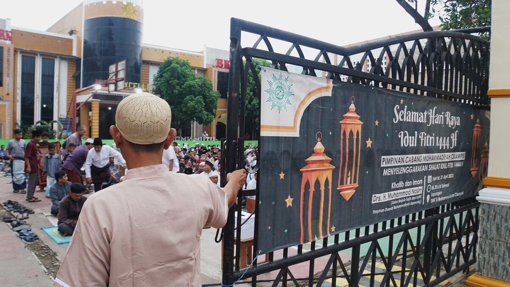 Petugas masjid menutup gerbang lapangan Masjid Al-Abror di lingkungan SMK Muhammadiyah Cikampek, Karawang, Jawa Barat sebelum shalat Idul Fitri 1444 Hijriah dimulai, Jumat (21/4/2023).