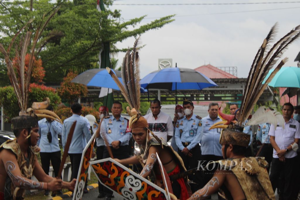 Tarian asli Dayak yang dilakukan oleh warga binaan Rutan Kelas II A Kota Palangkaraya, Kalimantan Tengah, menyambut kedatangan Wakil Menteri Hukum dan HAM Edward Omar Sharif Hiariej, Selasa (25/10/2022). 