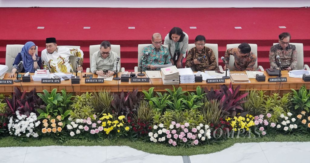 Komisioner KPU menghadiri rapat pleno rekapitulasi suara Pemilu 2024 oleh KPU pada sesi penghitungan suara pemungutan suara ulang Kuala Lumpur, Malaysia, di ruang sidang utama KPU, Jakarta, Senin (18/3/2024). 