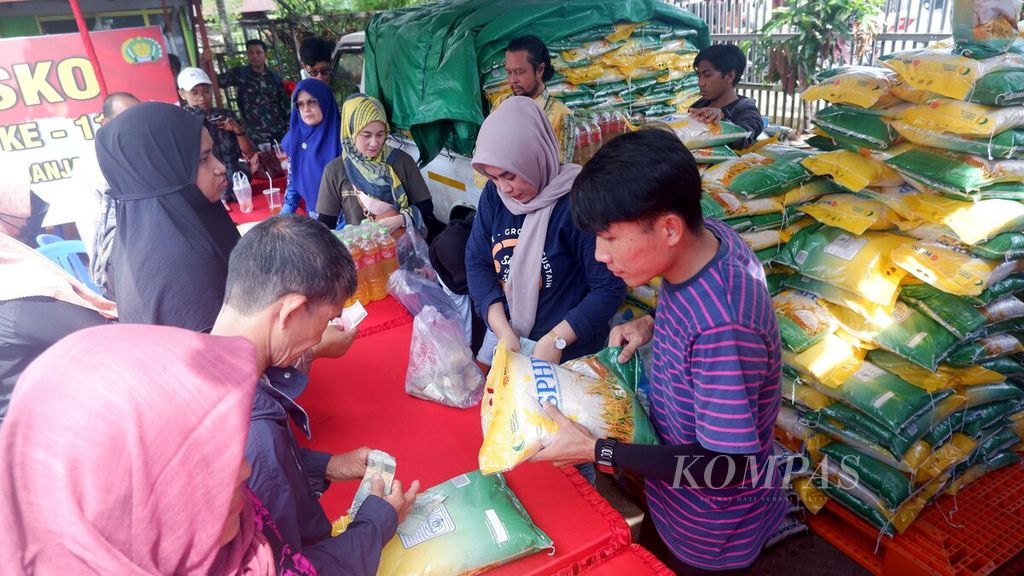 Warga membeli beras dan bahan pokok lainnya di stan Perum Bulog dalam operasi pasar murah yang digelar di Kelurahan Sungai Lulut, Banjarmasin Timur, Kota Banjarmasin, Kalimantan Selatan, Kamis (29/2/2024).