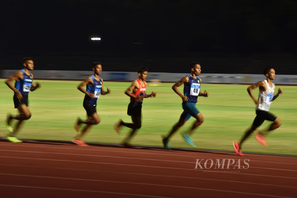 Pelari asal Bangka Belitung, Robi Syianturi (kanan), memimpi perlombaan lari 5.000 meter senior Kejuaraan Nasional Atletik 2023 di Stadion Sriwedari, Solo, Jawa Tengah, Kamis (22/6/2023). Robi lantas meraih emas dengan waktu 14 menit 28,37 detik.