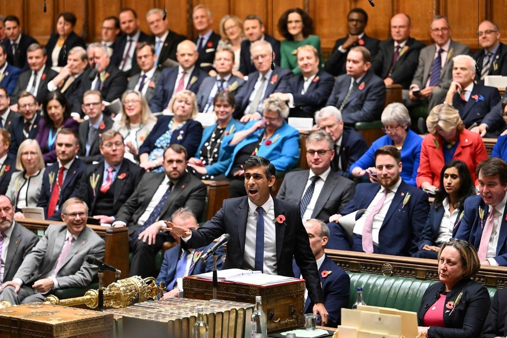Foto yang dirilis parlemen Inggris ini menunjukkan Perdana Menteri Inggris Rishi Sunak berbicara pada acara tanya-jawab dengan perdana menteri di gedung parlemen di London, 2 Novermber 2022. 