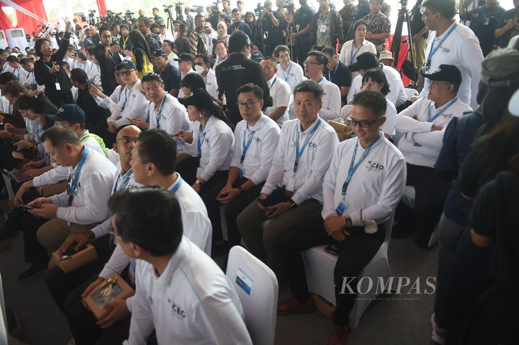 Para CEO mengikuti jalannya acara peletakan batu pertama pembangunan kantor Bank Indonesia (BI) di kompleks Ibu Kota Nusantara di Kabupaten Penajam Paser Utara, Provinsi Kalimantan Timur, Kamis (2/11/2023). Para CEO hadir dalam rangkaian acara Kompas100 CEO Forum Powered by PLN.