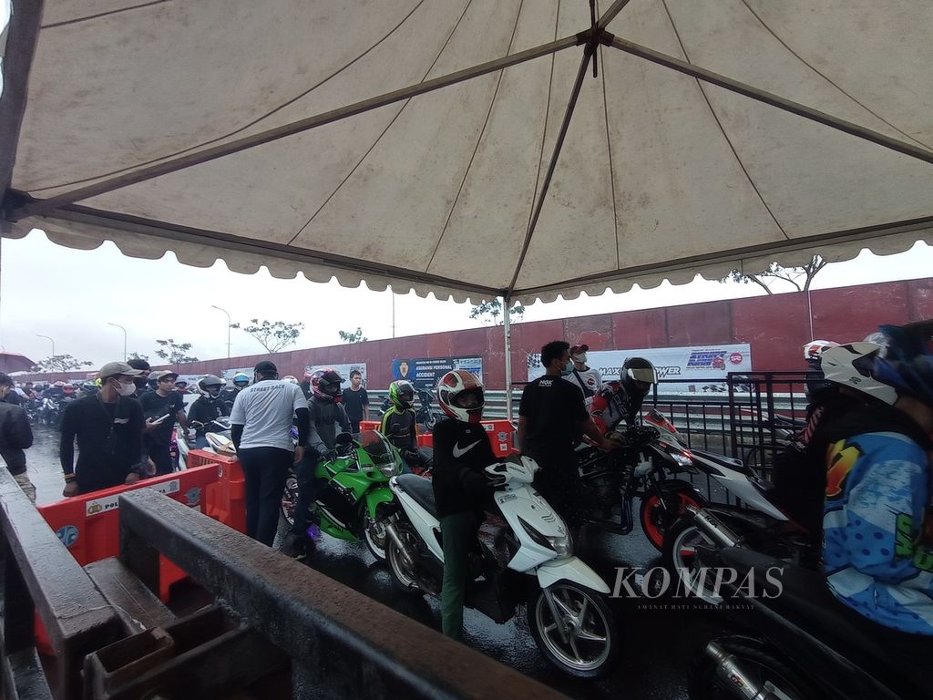Pebalap antre memasuki lintasan Fastron Enduro Street Race Polda Metro Jaya-BSD di Jalan Gipti BSD Grand Boulevard, Kabupaten Tangerang, Jumat (22/4/2022).