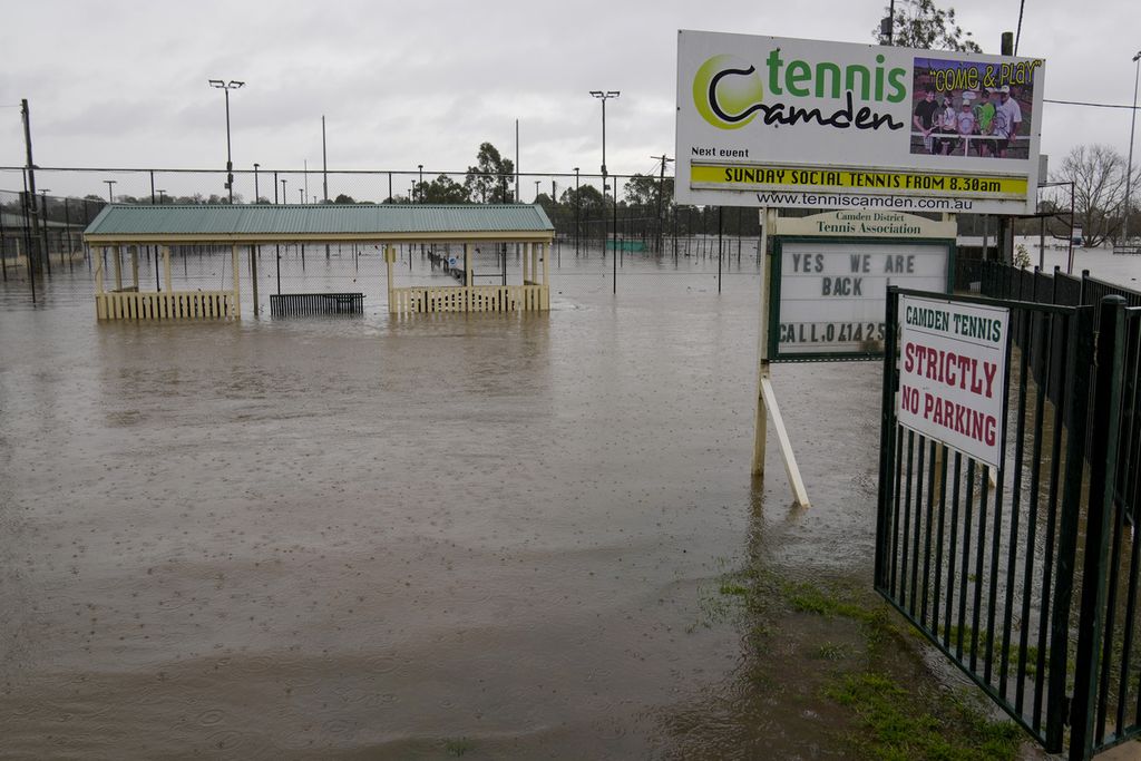 Sebuah foto yang menunjukkan banjir merendam arena olahraga di kawasan Camden, Sydney, Australia, Senin (4/7/2022). Layanan darurat telah melakukan 116 penyelamatan banjir dalam beberapa hari terakhir.