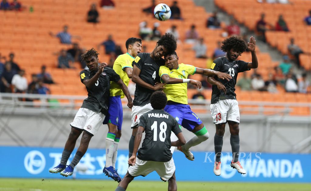 Pemain Brasil dan Kaledonia Baru berebut bola di udara dalam laga penyisihan Grup C Piala Dunia U-17 2023 di Stadion Internasional Jakarta (JIS), Jakarta, Selasa (14/11/2023). 