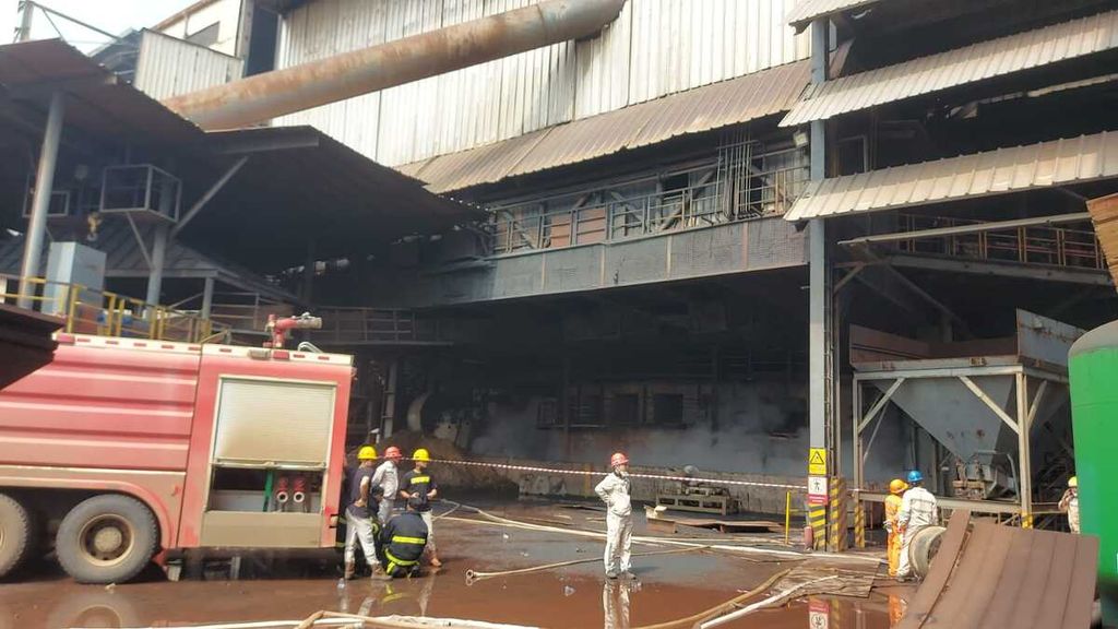 Morowali, Minggu (24/12/2023). Situasi terkini bagian pabrik PT ITSS, yang mana tungku smelter No 41 yang terbakar tadi pagi pukul 06.15 WITA berhasil dipadamkan oleh Tim Pemadam Kebakaran PT IMIP.