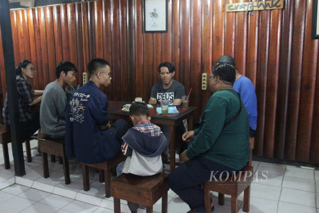 Diskusi yang dilakukan penulis cerita pendek, penyair, mahasiswa, dan penulis muda di salah satu warung kopi di Kota Pontianak, Kalimantan Barat, Minggu (18/6/2023).