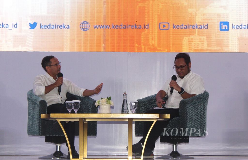 Menteri Pendidikan, Kebudayaan, Riset, dan Teknologi Nadiem Anwar Makarim (kiri) menyampaikan paparannya dalam Seminar RekaTalks 2023 dengan tema Creating Impactful Innovation Through Technology for Sustainable Development, di Jakarta, Senin (14/8/2023).