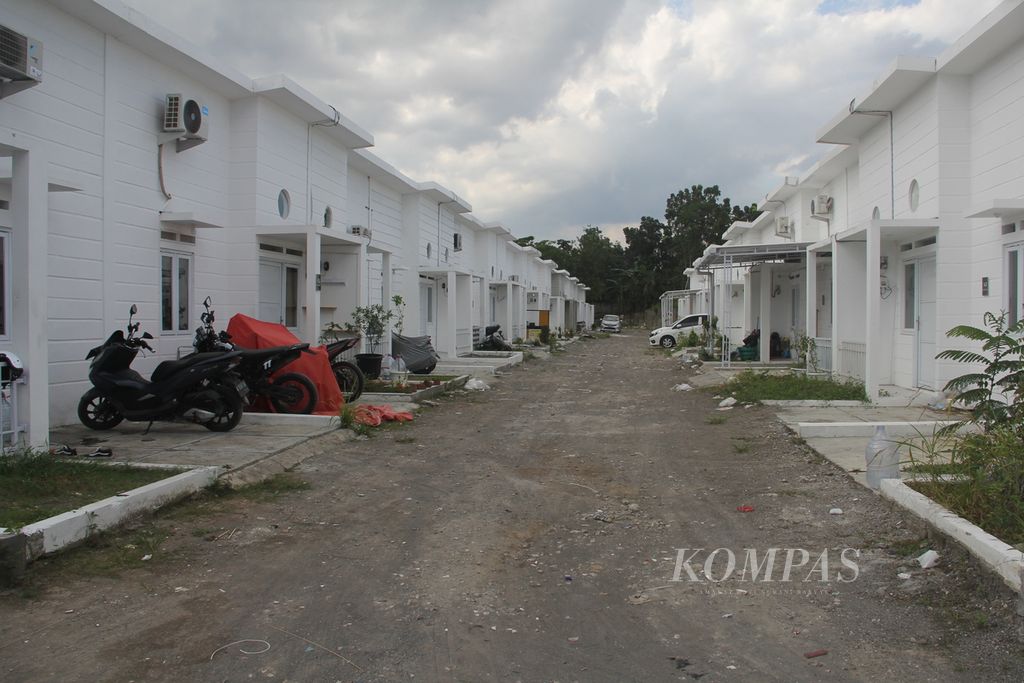 Kondisi sejumlah rumah di Perumahan Kandara Village, Desa Maguwoharjo, Kecamatan Depok, Kabupaten Sleman, Daerah Istimewa Yogyakarta, yang telah selesai dibangun dan sebagian sudah dihuni, Selasa (16/5/2023). 