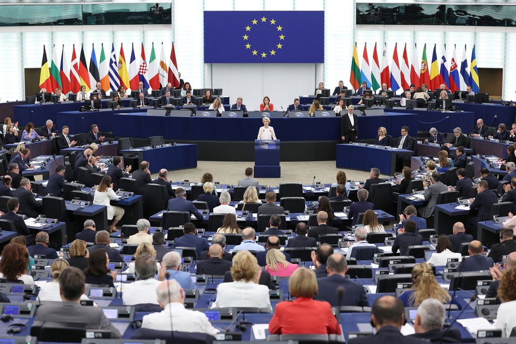 Presiden Komisi Uni Eropa Ursula von der Leyen menyampaikan pidato selama pernyataan pencalonannya di Parlemen Eropa di Strasbourg, Perancis timur, 18 Juli 2024.