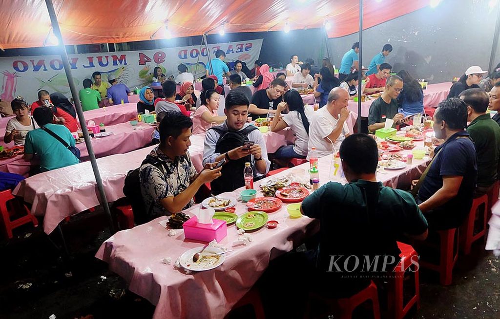 Suasana warung makanan laut kaki lima Sea Food Mulyono 94 di kawasan Kalimati, Jalan Hidup Baru, Pademangan, Jakarta Utara, Senin lalu.