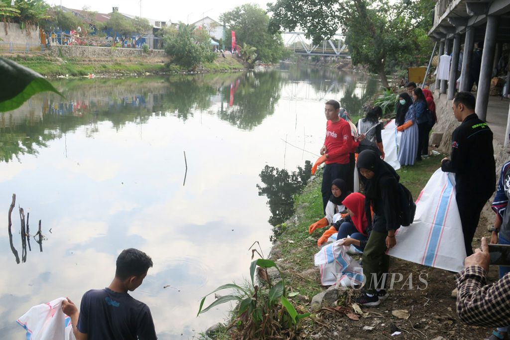 Kegiatan bersih-bersih sungai yang melibatkan anak-anak muda di Kota Mataram, Nusa Tenggara Barat, didampingi Komunitas Nusantraksi yang jadi salah satu binaan Clear Divers Action (CDA) . Lewat program IYMDS, komunitas CDA mengajak anak-anak muda dari 34 provinsi peduli dan beraksi mengatasi isu sampah laut.