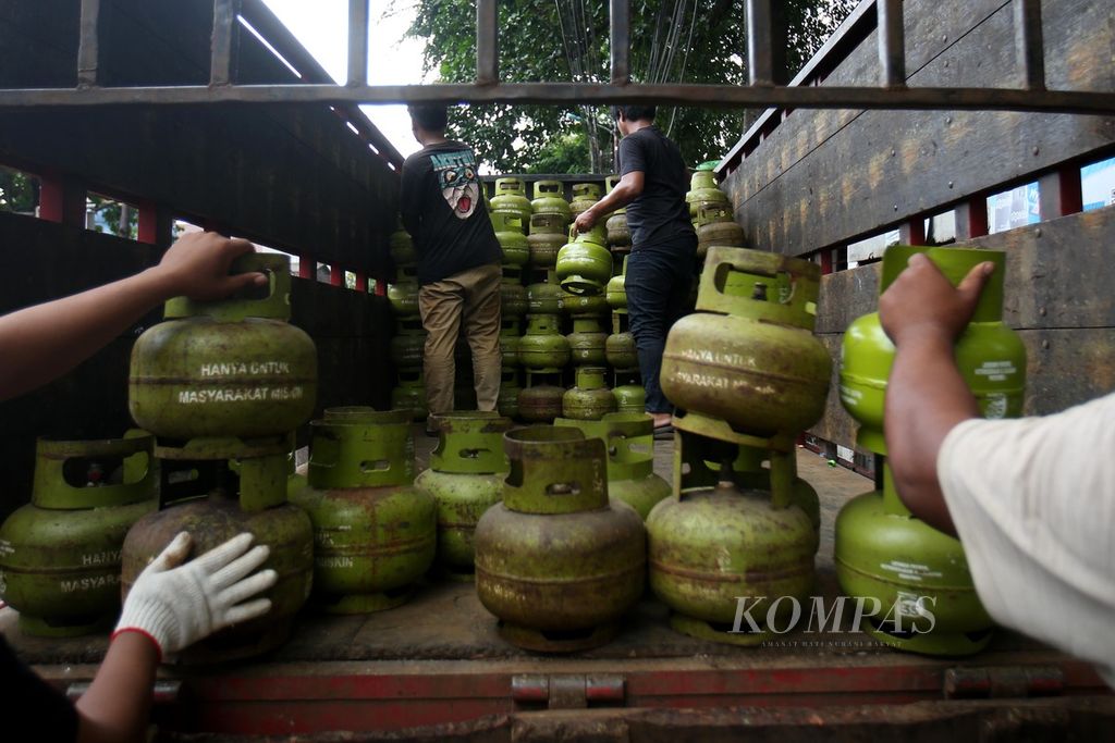 Pekerja memindahkan tabung elpiji 3 kilogram yang telah kosong ke dalam truk di pangkalan elpiji di kawasan Pasar Rebo, Jakarta, Senin (22/4/2024). 