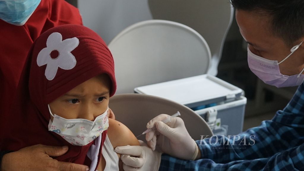 Seorang siswa SD Negeri 2 Palembang sedang menjalani vaksinasi usia 6 tahun-11 tahun, Jumat (14/1/2022). Vaksinasi ini penting untuk mengurangi risiko tertular virus Covid-19 atau menekan angka kematian dan kesakitan akibat terjangkit.
