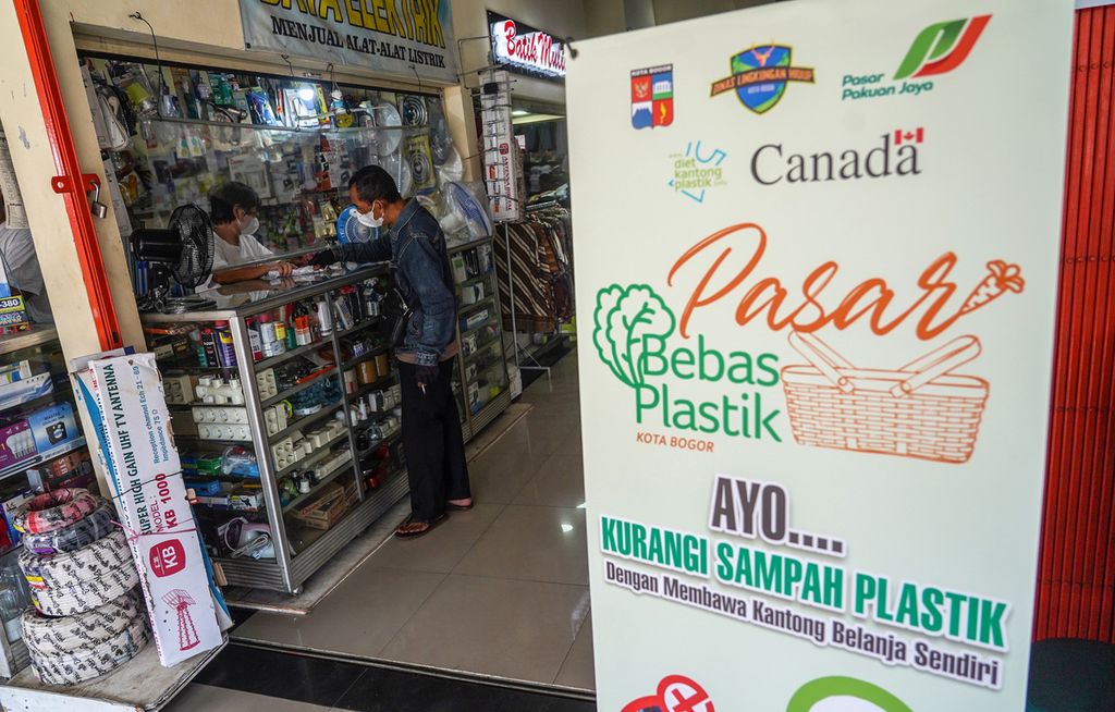 Poster sosialisasi tanpa penggunaan kantong plastik yang terpasang di Blok F Pasar Kebon Kembang, Kota Bogor, Jawa Barat, ketika tempat tersebut menjadi tempat acara peluncuran program Pasar Tanpa Kantong Plastik, Senin (13/12/2021).