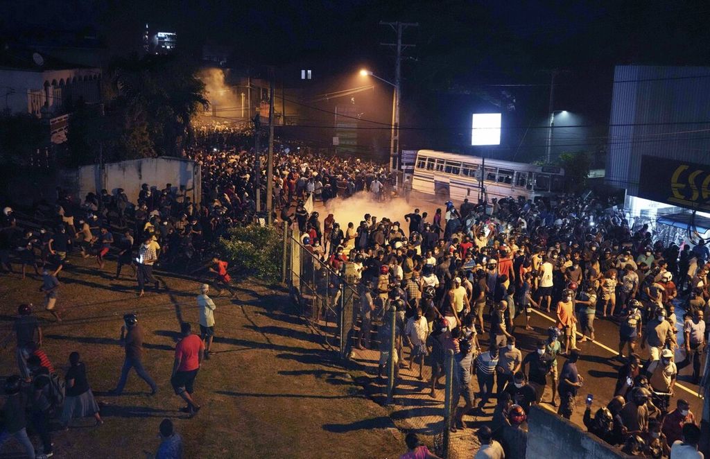 Ribuan pengunjuk rasa menggelar protes di luar kediaman pribadi Presiden Sri Lanka, Gotabaya Rajapaksa, di pinggiran Colombo, Sri Lanka, Kamis (31/3/2022) malam waktu setempat. Mereka memprotes krisis ekonomi berkepanjangan yang terjadi di Sri Lanka.  