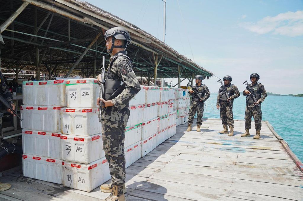 Petugas Direktorat Jenderal Pengawasan Sumber Daya Kelautan dan Perikanan (PSDKP-KKP) mengawasi 80 boks berisi 795.000 benih lobster di Batam, Kepulauan Riau, Kamis (22/8/2024). 