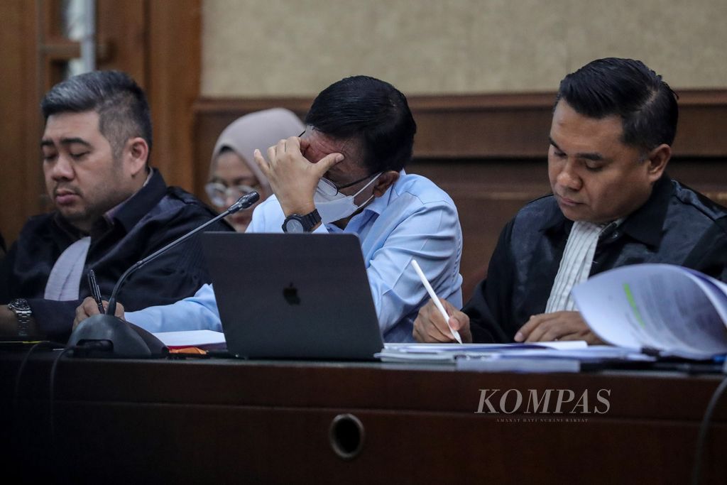 Terdakwa bekas Menteri Komunikasi dan Informatika  Johnny G Plate menghadiri sidang lanjutan dugaan korupsi pembangunan menara BTS 4G di Pengadilan Tindak Pidana Korupsi Jakarta, Kamis (25/7/2023). 