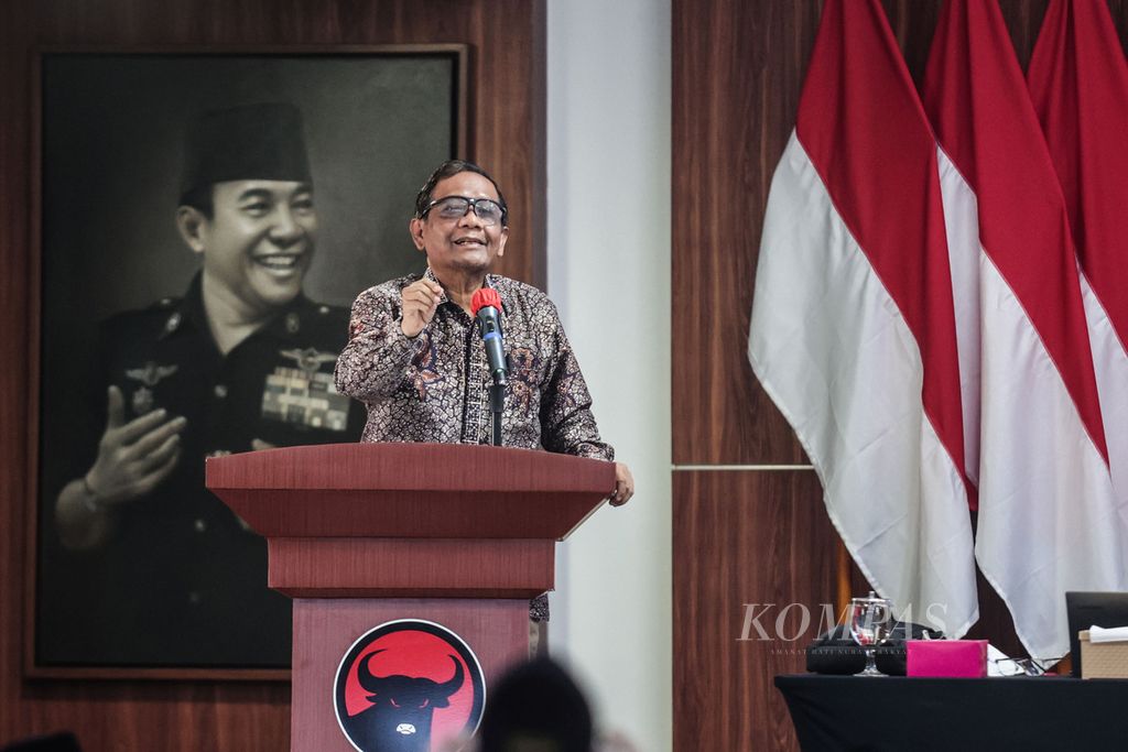 Menteri Koordinator Politik, Hukum, dan Keamanan Mahfud MD menjadi pembicara dalam diskusi refomasi sistem hukum nasional di Sekolah Partai PDI-P, Lenteng Agung, Jakarta (13/10/2022). 