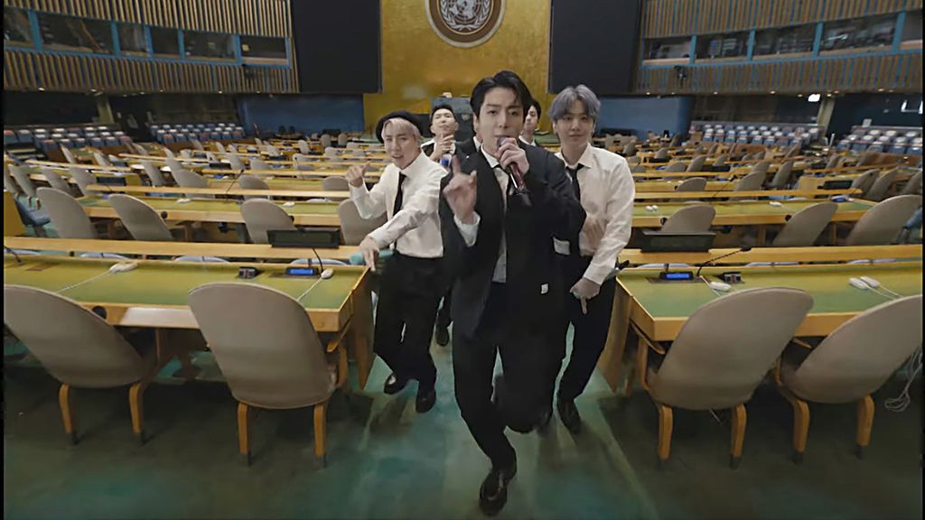 Dalam tangkapan layar dari video yang disiarkan Perserikatan Bangsa-Bangsa pada September 2021, kelompok musik pop asal Korea Selatan, BTS, tampil di ruang sidang utama Majelis Umum PBB, New York, AS. 