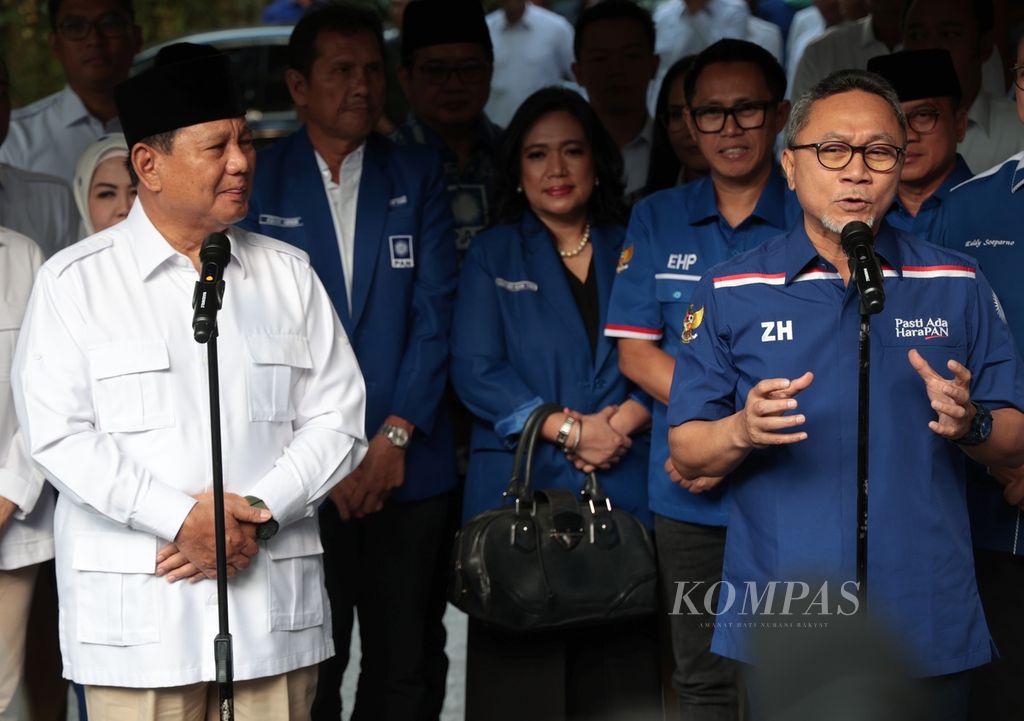 Ketua Umum Partai Gerindra Prabowo Subianto (kiri) saaat jumpa pers dengan Ketua Umum Partai Amanat Nasional (PAN) Zulkifli Hasan (kanan), di kediaman Prabowo Jalan Kertanegara, Jakarta, Sabtu (8/3/2023).
