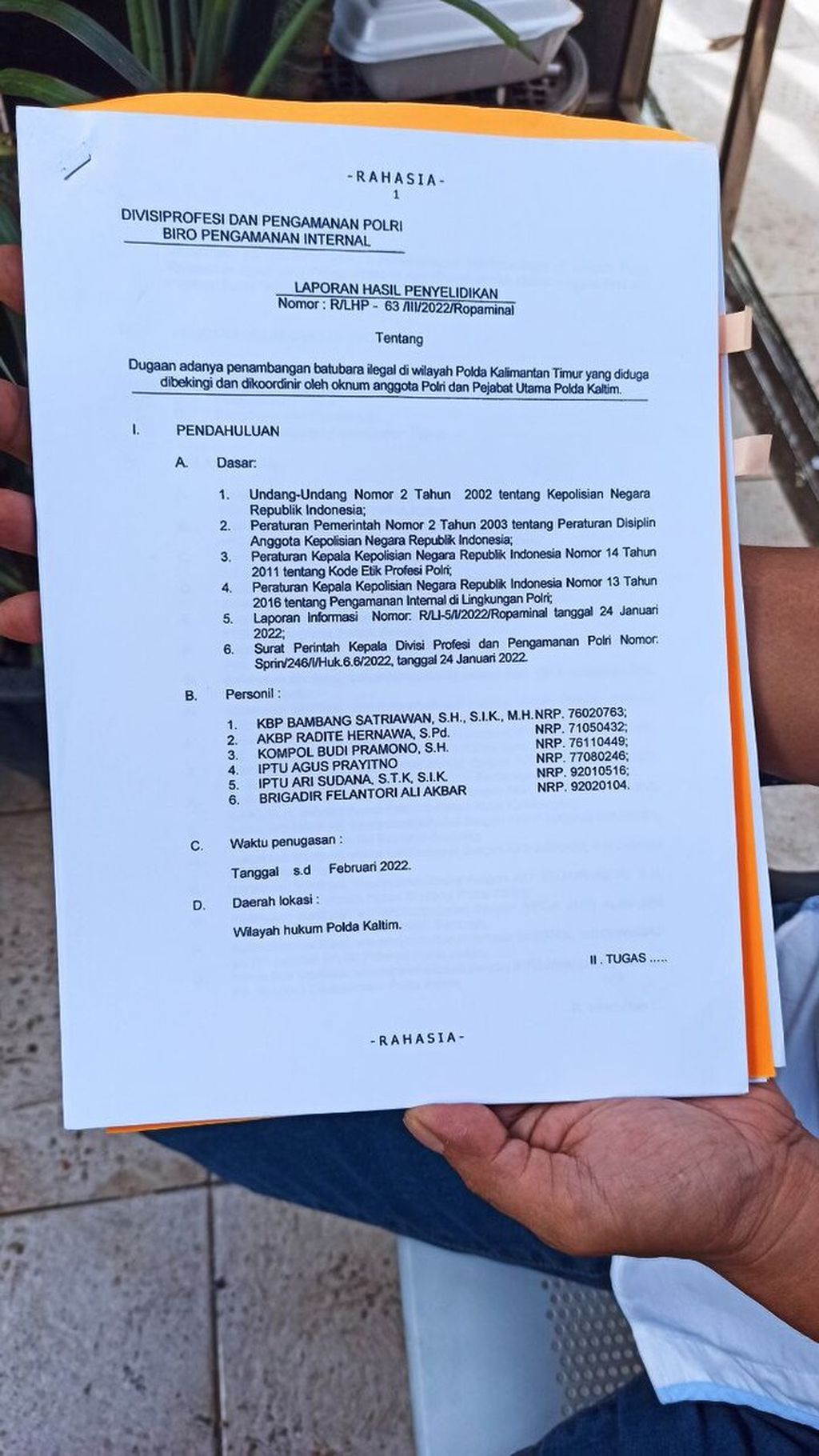 Salinan berkas Laporan Hasil Penyelidikan Dugaan Penerimaan Uang Koordinasi yang melibatkan pejabat kepolisian secara terstruktur terkait dengan kegiatan tambang batubara ilegal di Kalimantan Timur yang dibawa Jaringan Aktivis Pro Demokrasi ke Divisi Profesi dan Pengamanan Polri, Senin (7/11/2022).