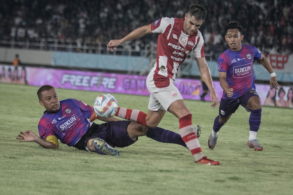Persis Solo player, David Gonzales Gomez Roni (center), vies for the ball with RANS Nusantara FC player, Hamka Hamsah (left), in a BRI League 1 match at Manahan Stadium, Surakarta, Central Java, on Saturday (30/3/2024). RANS' poor performance throughout the second half of the competition resulted in their relegation.